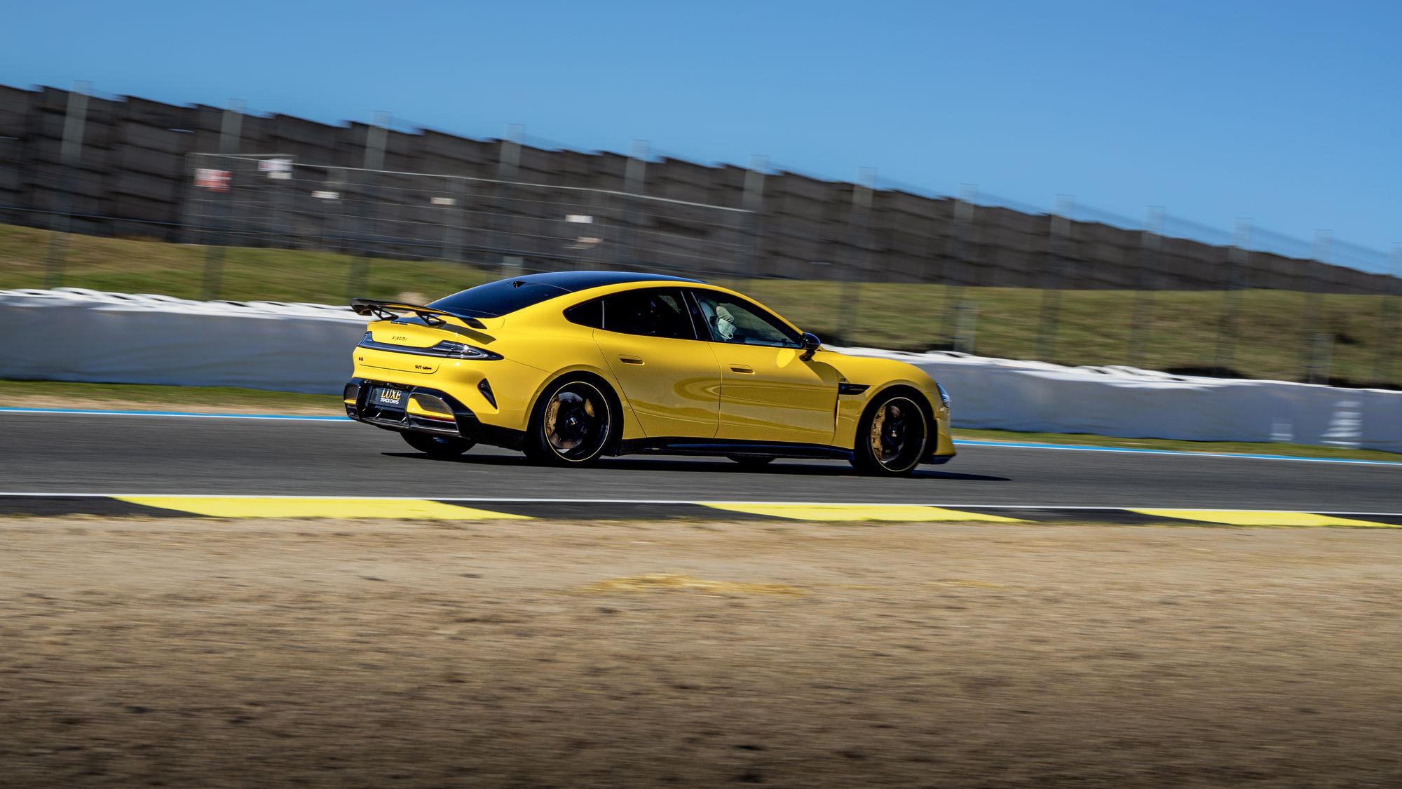 fotografia-tandas-circuito-jarama-xiaomi-su7-ultra-amarillo-recta