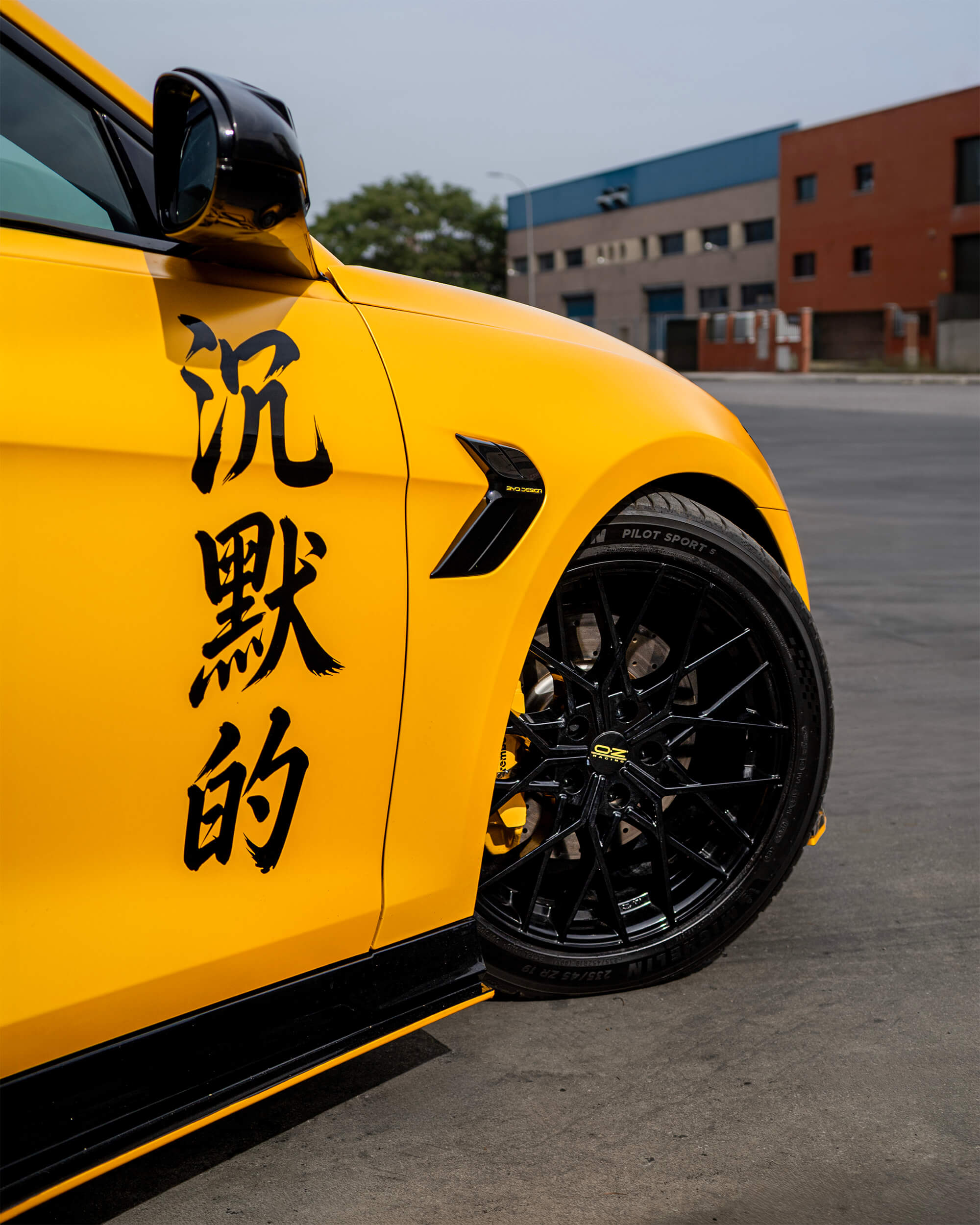 BYD Seal Performance Silent Seal con vinilo amarillo y caracteres chinos en el lateral