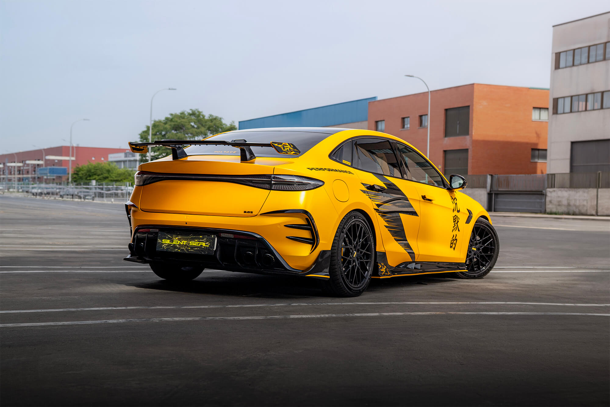 Vista trasera tres cuartos del Silent Seal, BYD Seal Performance personalizado en amarillo
