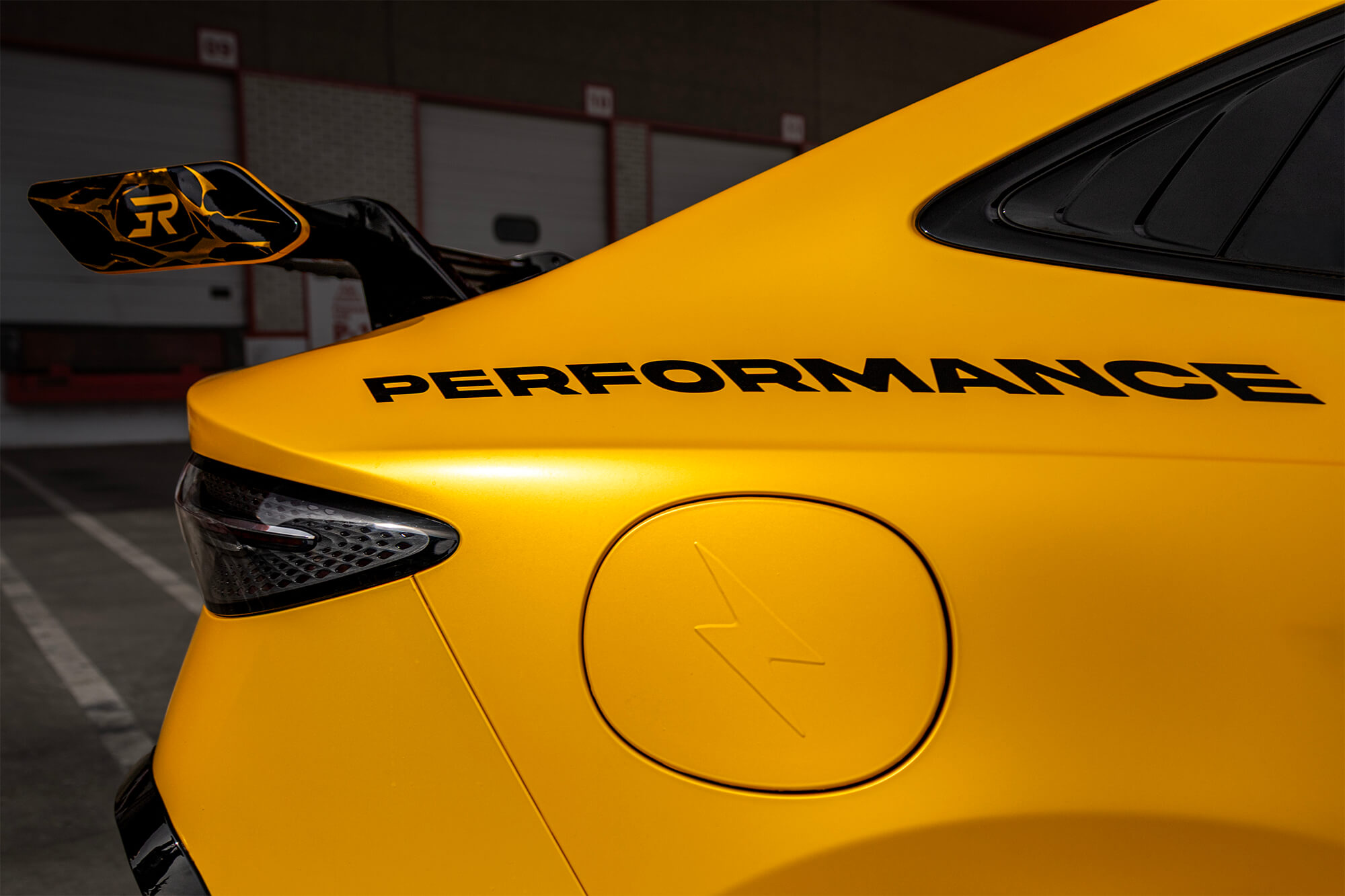 Detalle lateral del BYD Seal Performance con inscripción Performance y puerto de carga