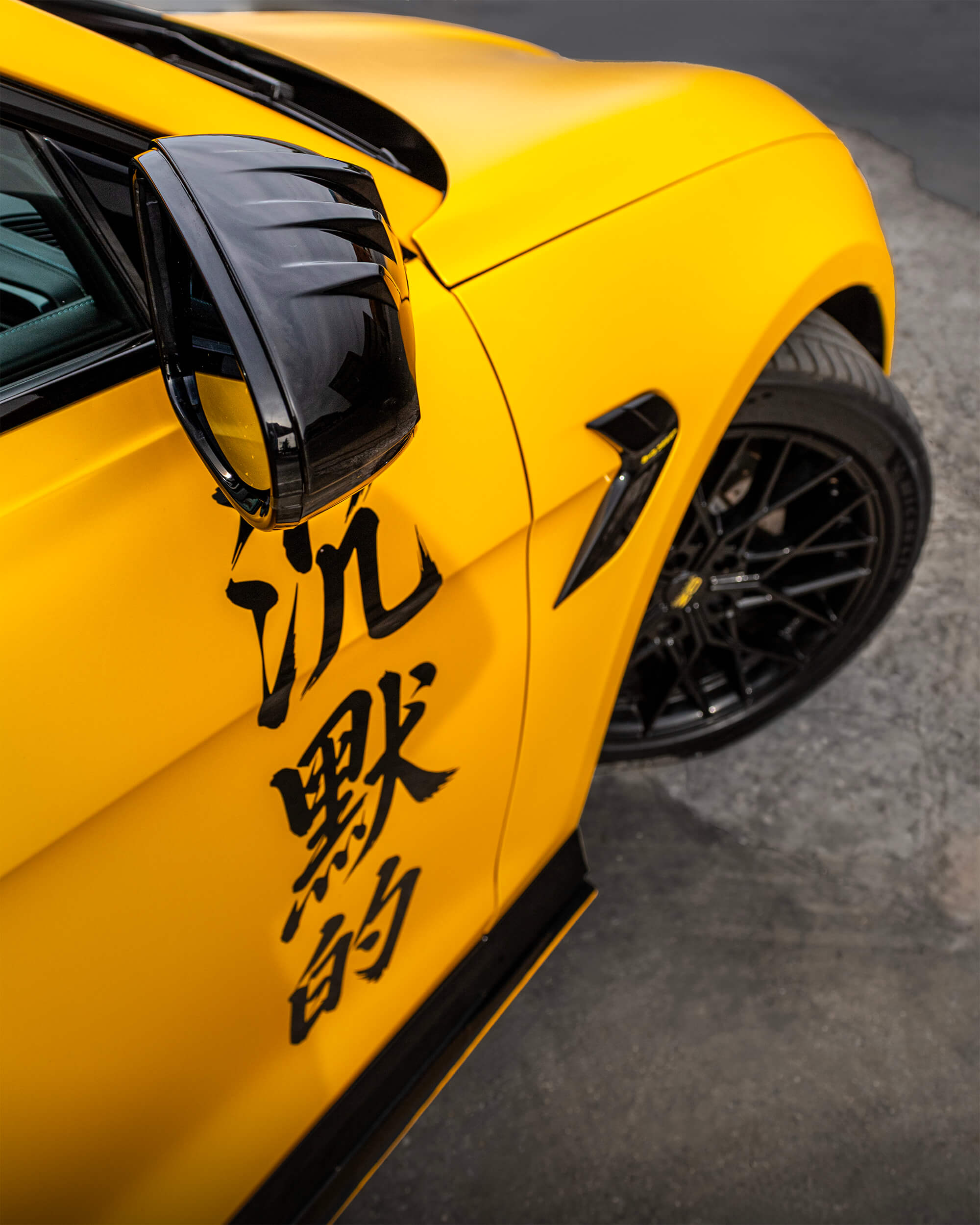 Detalle del vinilo lateral, retrovisor y llanta del BYD Seal Silent Seal