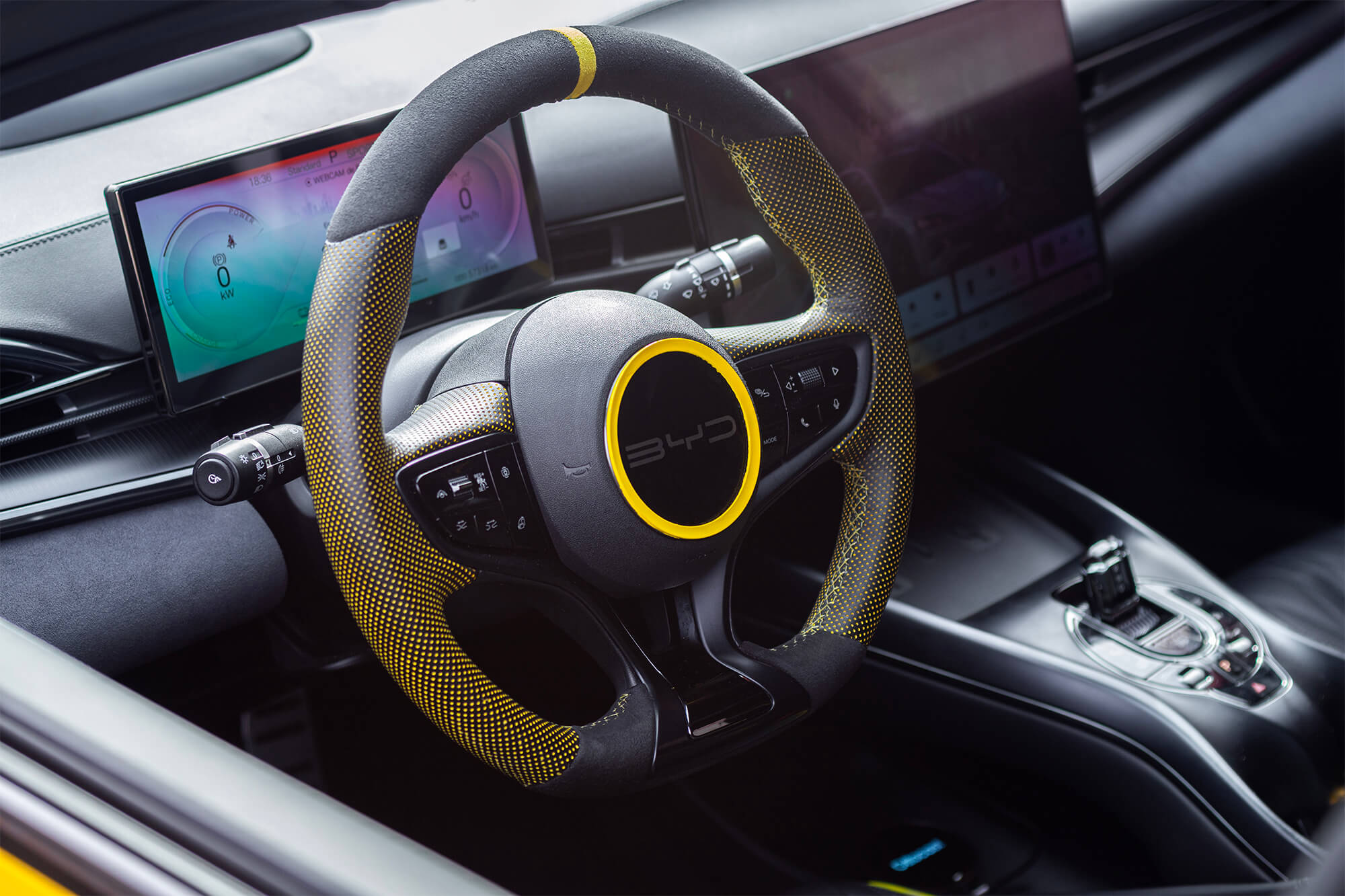 Interior del BYD Seal Performance con volante personalizado en negro y amarillo