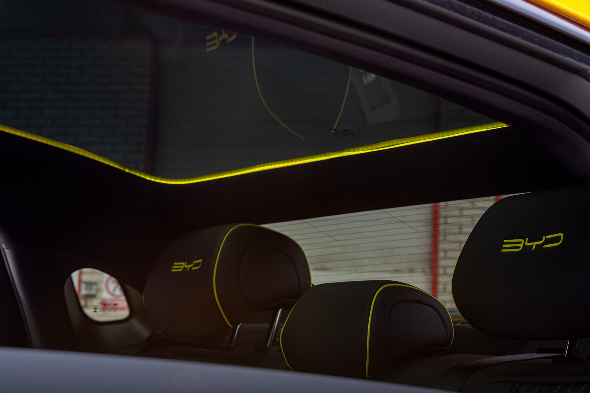 Interior del Silent Seal con iluminación ambiental amarilla y asientos personalizados