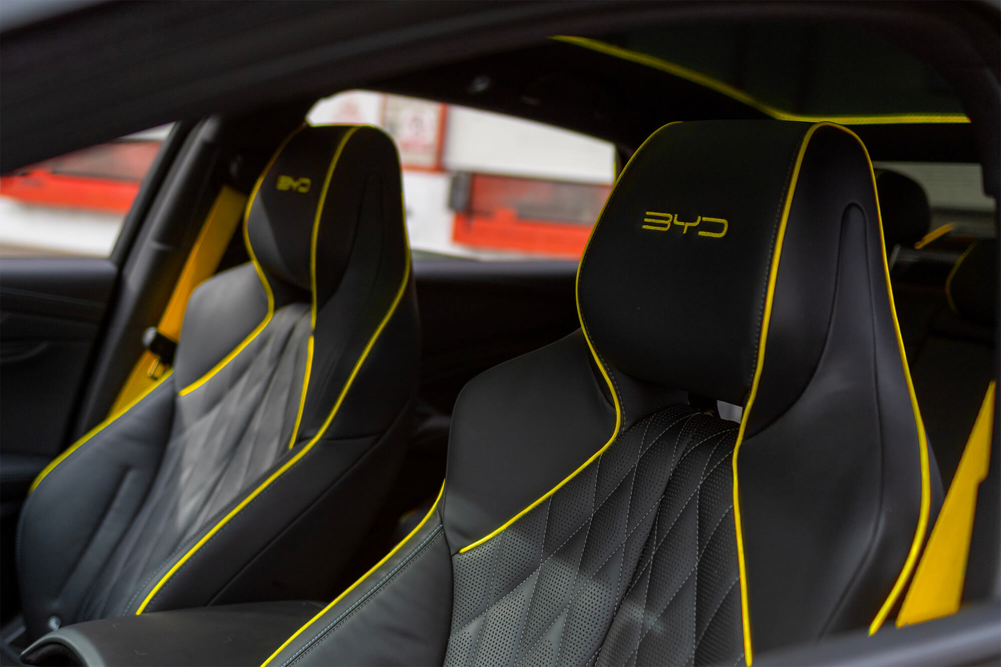 Asientos deportivos del BYD Seal Silent Seal con tapicería negra y detalles amarillos