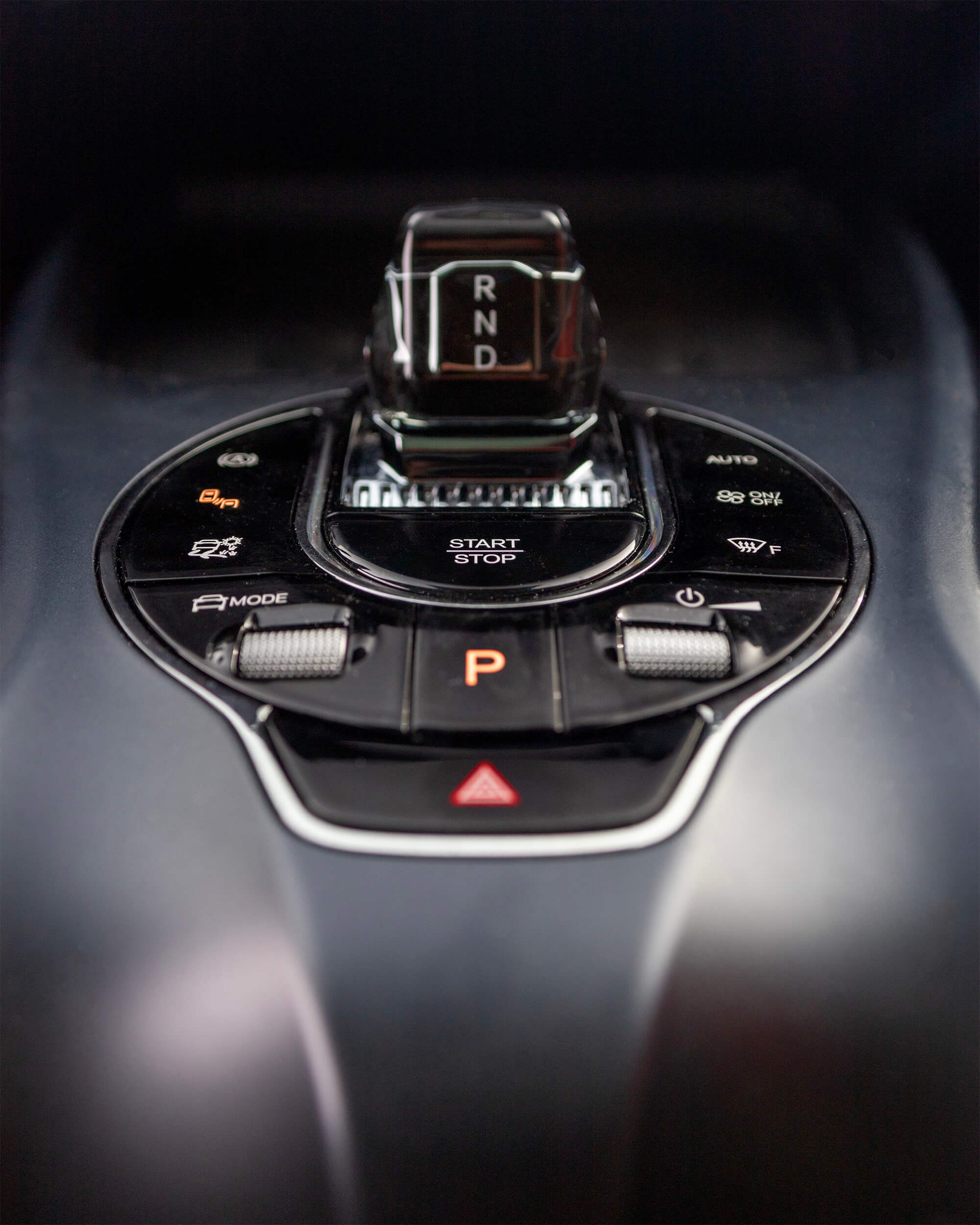 Detalle del selector de cambio y controles de la consola central del BYD Seal Performance