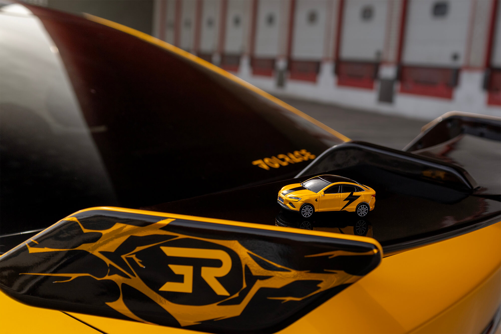 Detalle del alerón trasero del Silent Seal con una llave en forma de BYD Seal amarillo