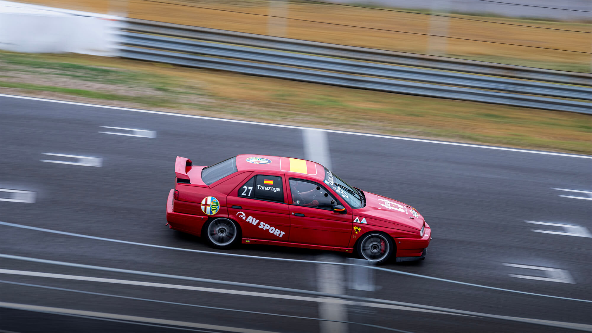 Alfa Romeo rojo rodando en el Circuito del Jarama