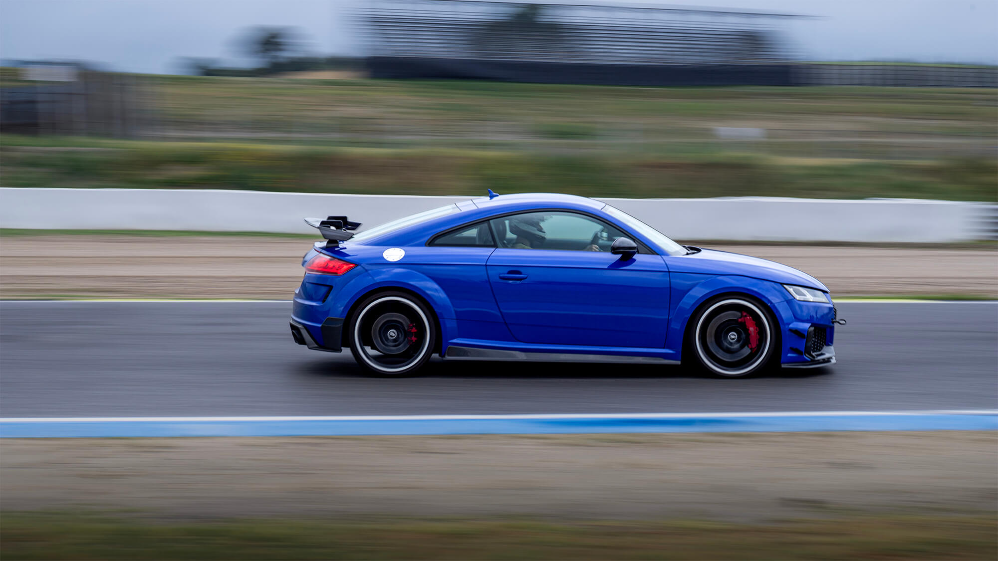 Audi TT RS azul circulando por pista en el Jarama