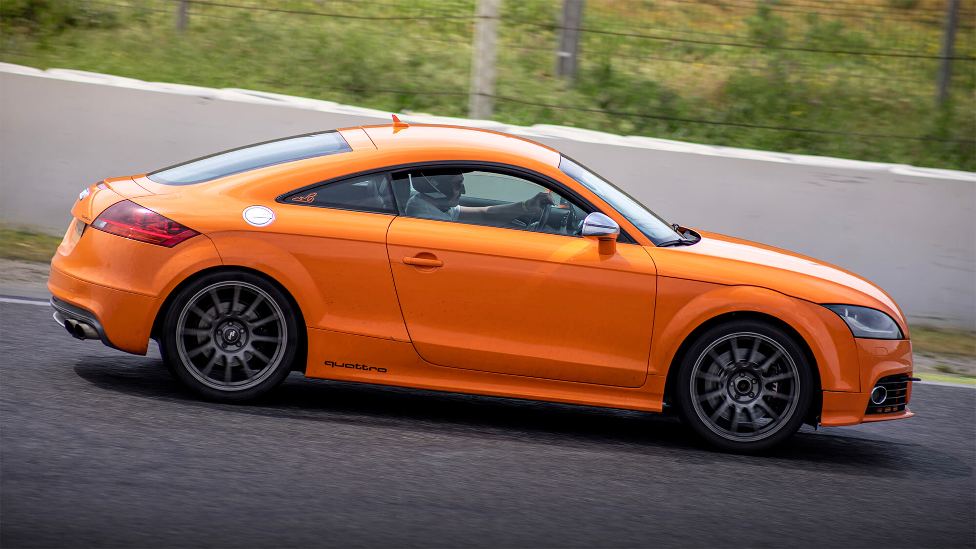 Audi TT naranja en una tanda en el Circuito del Jarama