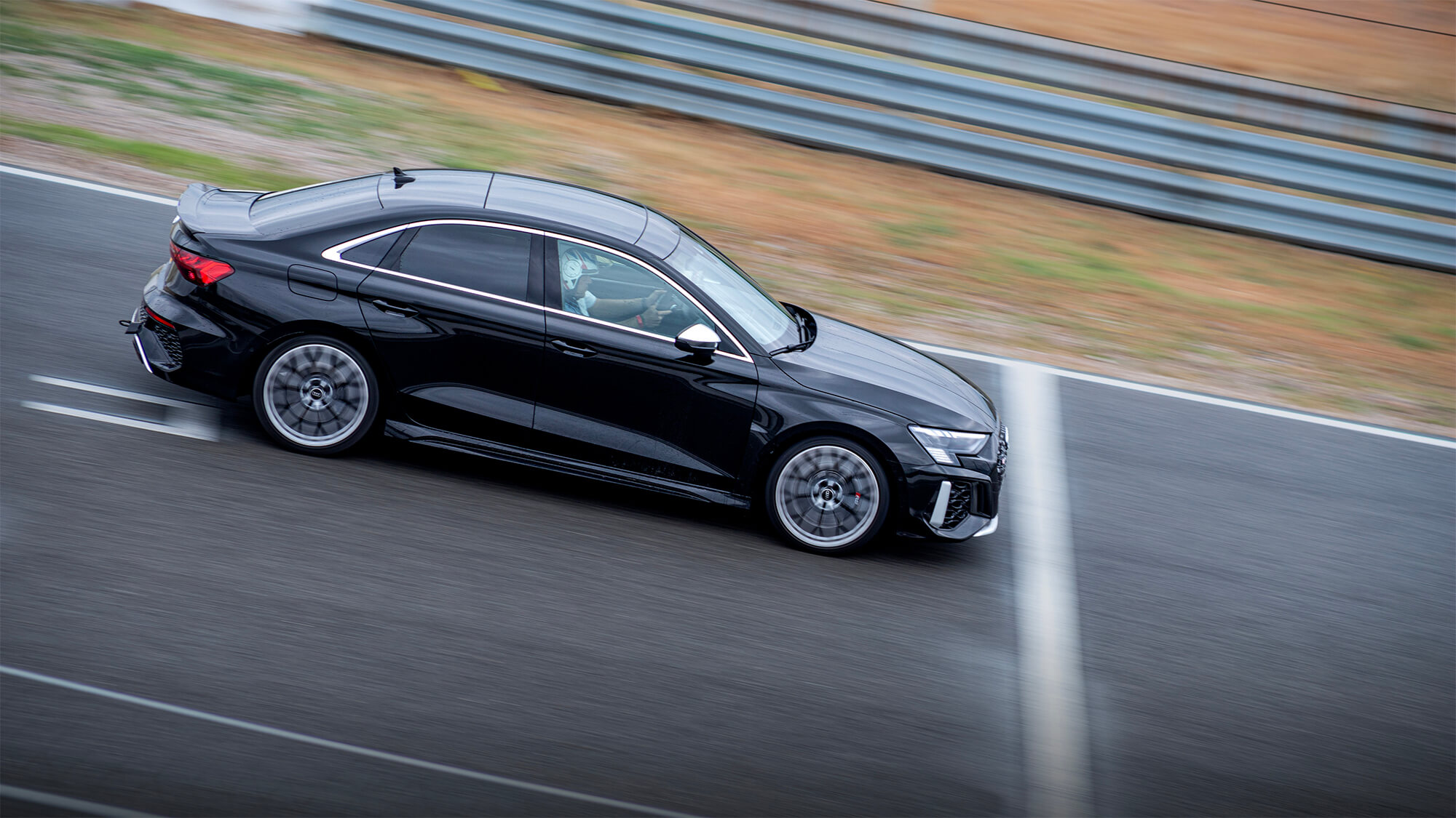 Audi negro rodando en el Circuito del Jarama