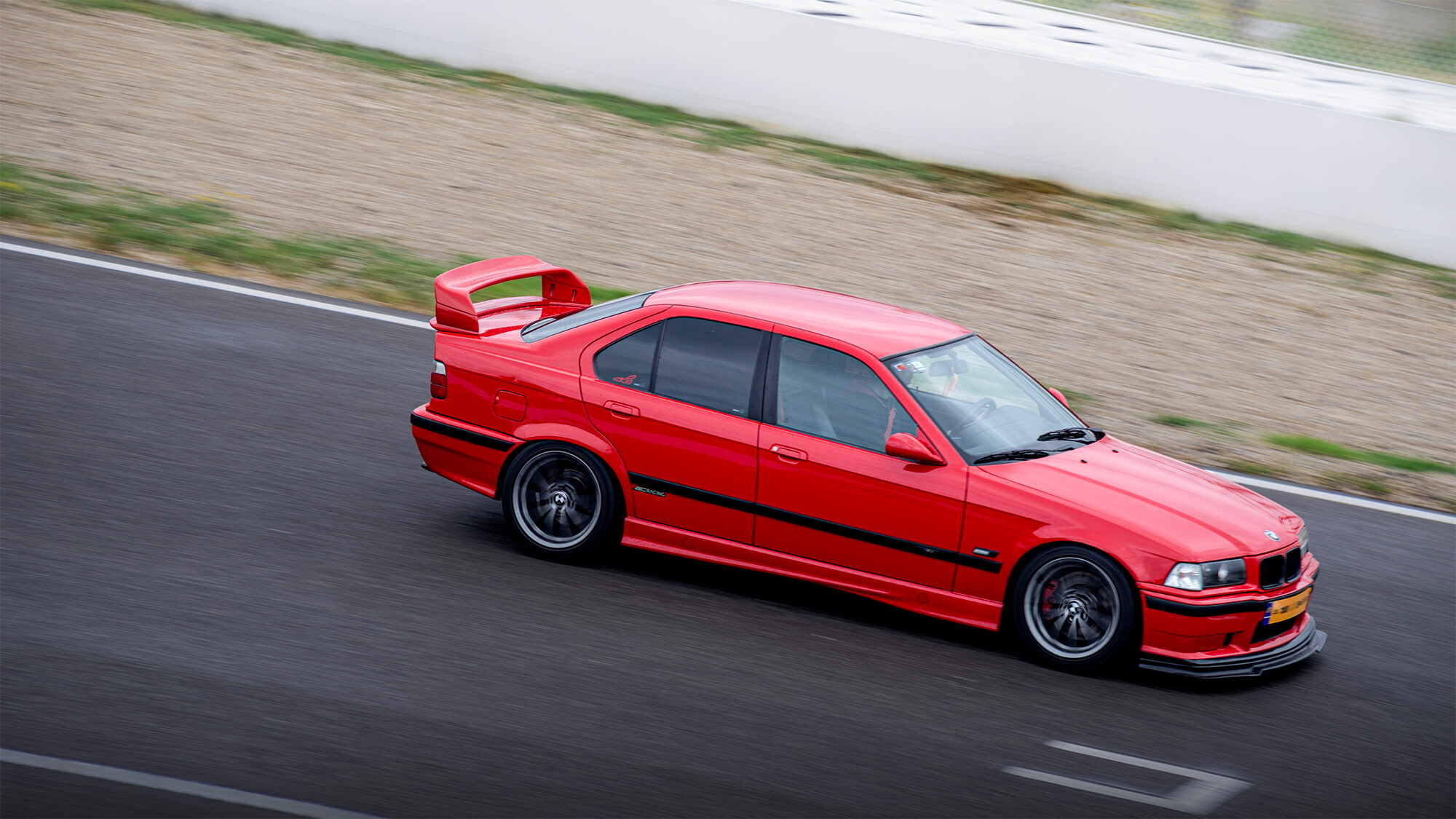 BMW E36 rojo en acción durante una tanda