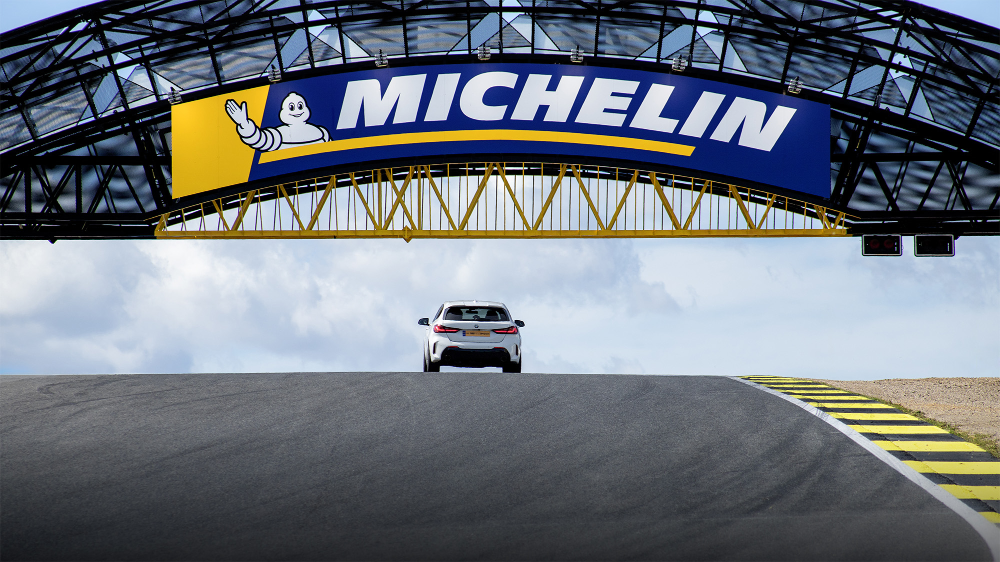 BMW bajo el puente Michelin del Circuito del Jarama durante una jornada de Tandas Privadas