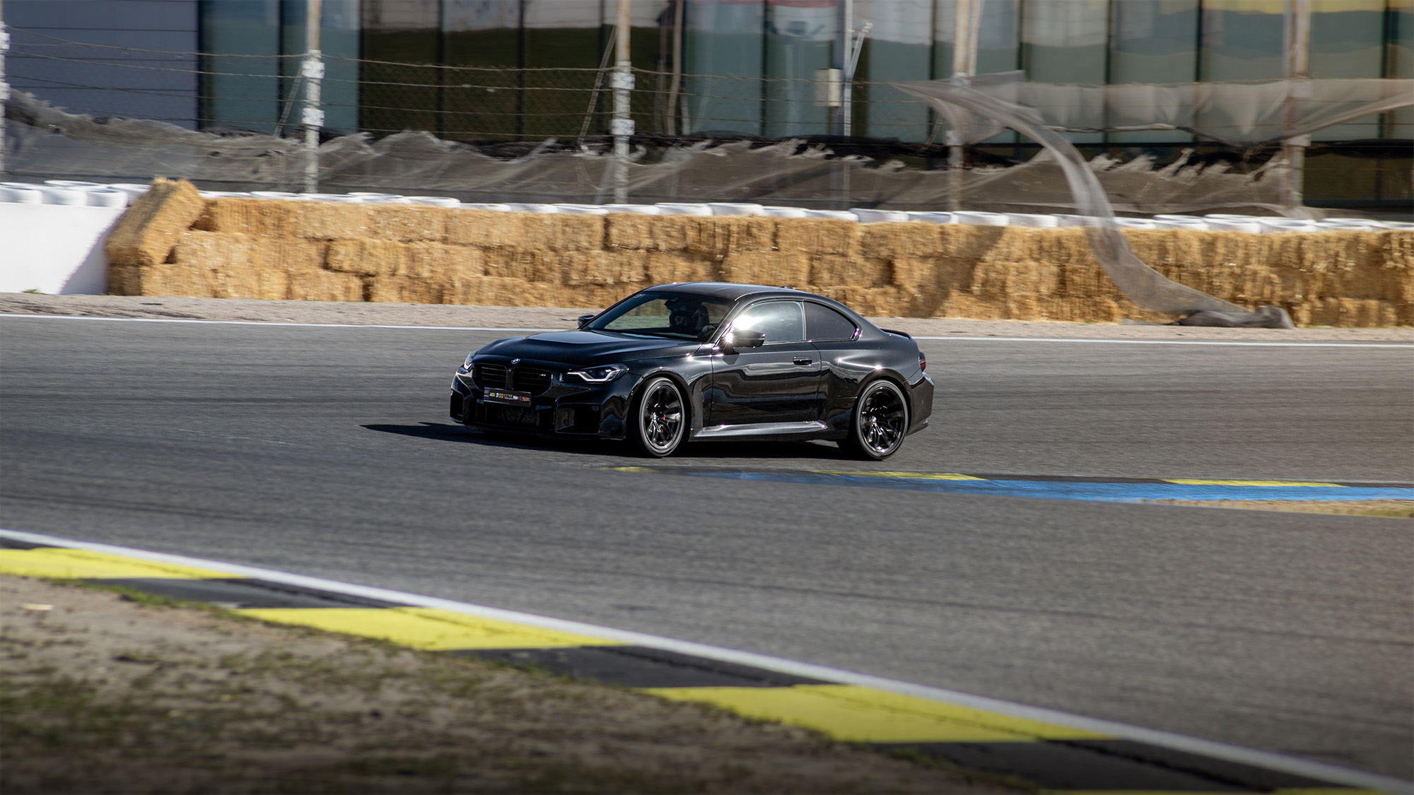 Bmw m2c negro trazando una curva en el Circuito del Jarama