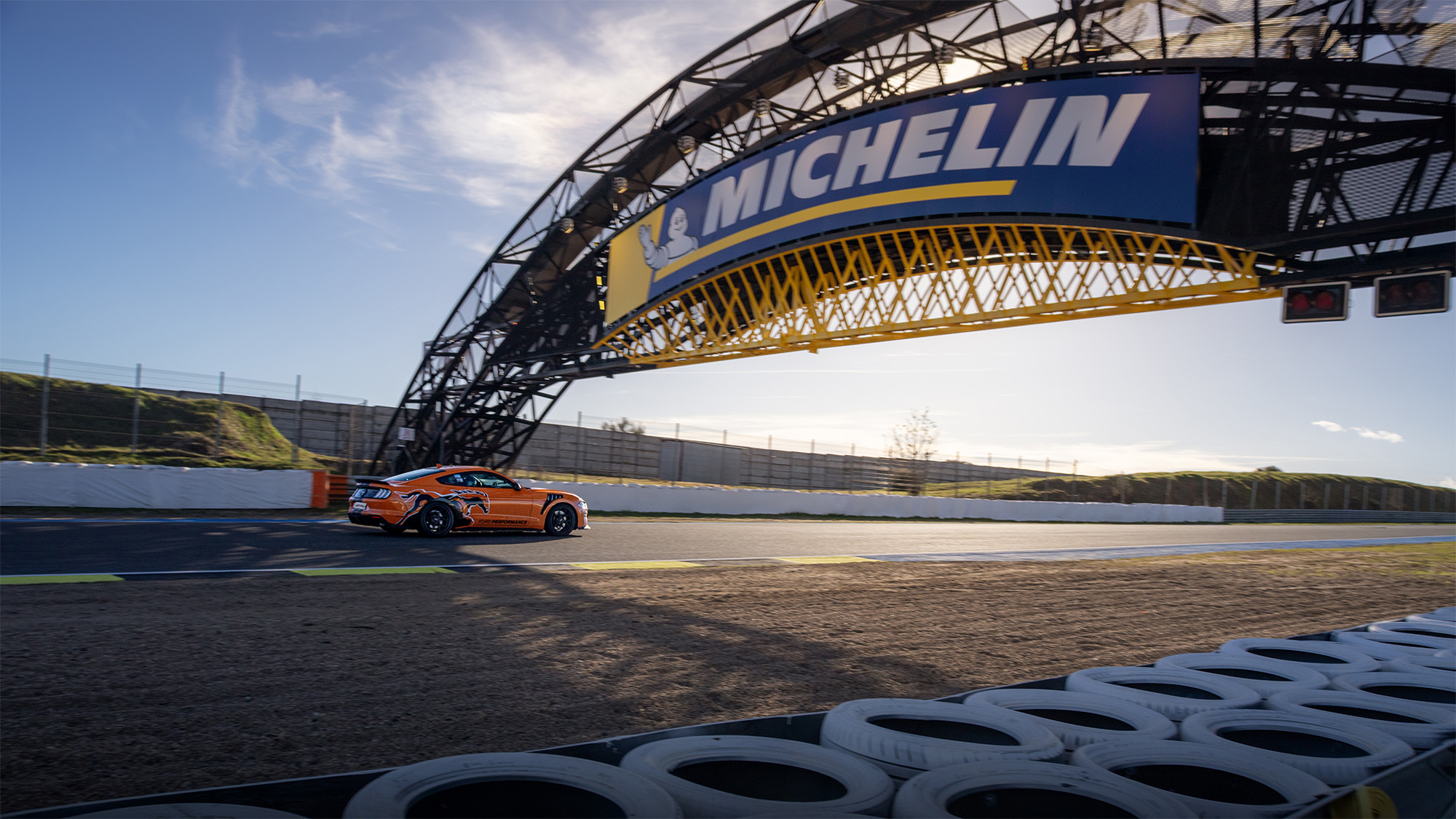 Ford Mustang pasando bajo el puente Michelin del Circuito del Jarama