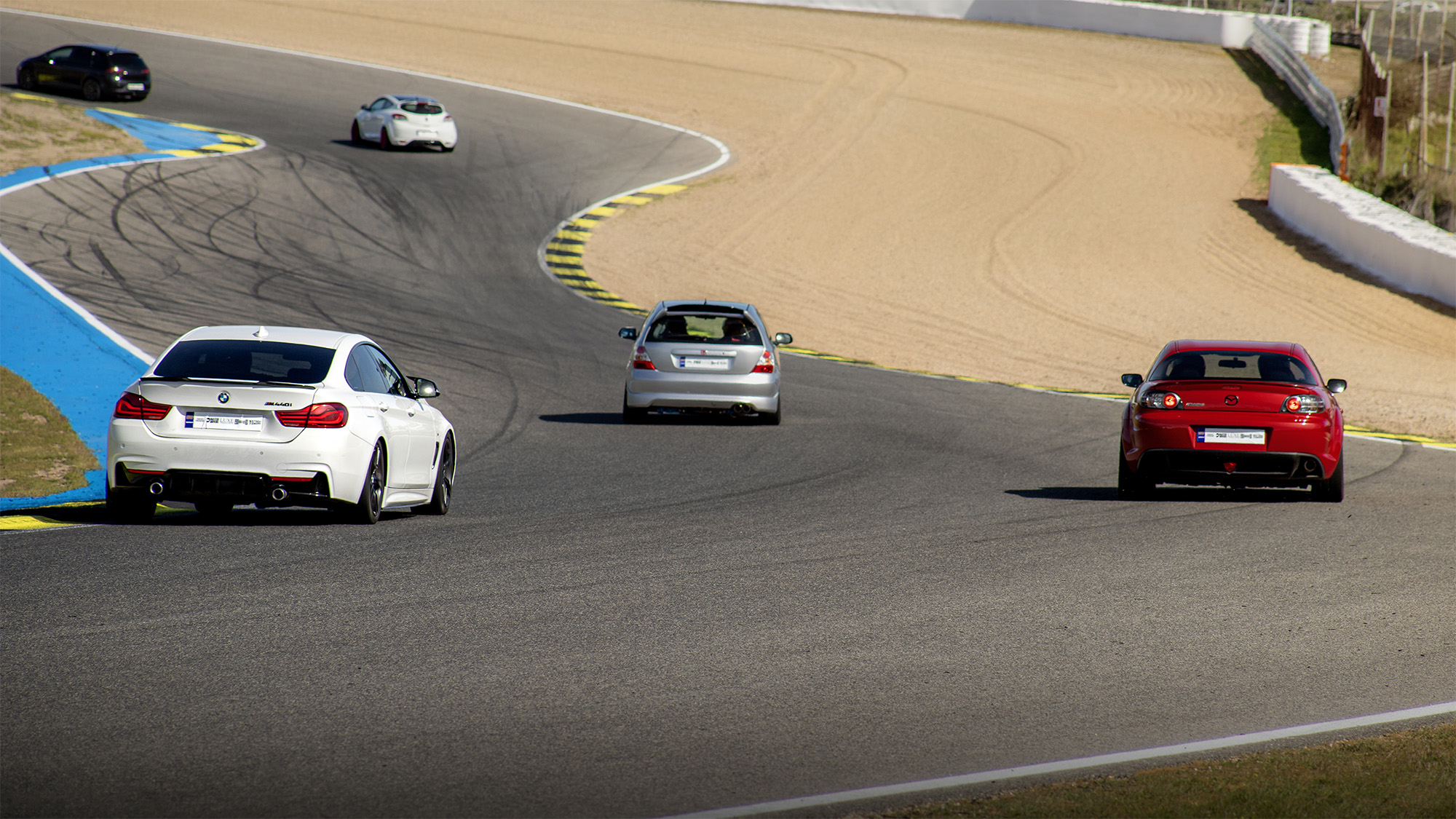 Varios coches circulando juntos durante las tandas de Tandas Privadas en el Jarama