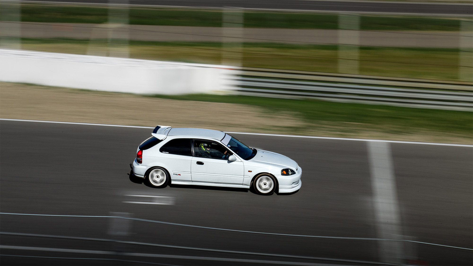 Honda Civic blanco rodando por la pista durante una jornada de Tandas Privadas