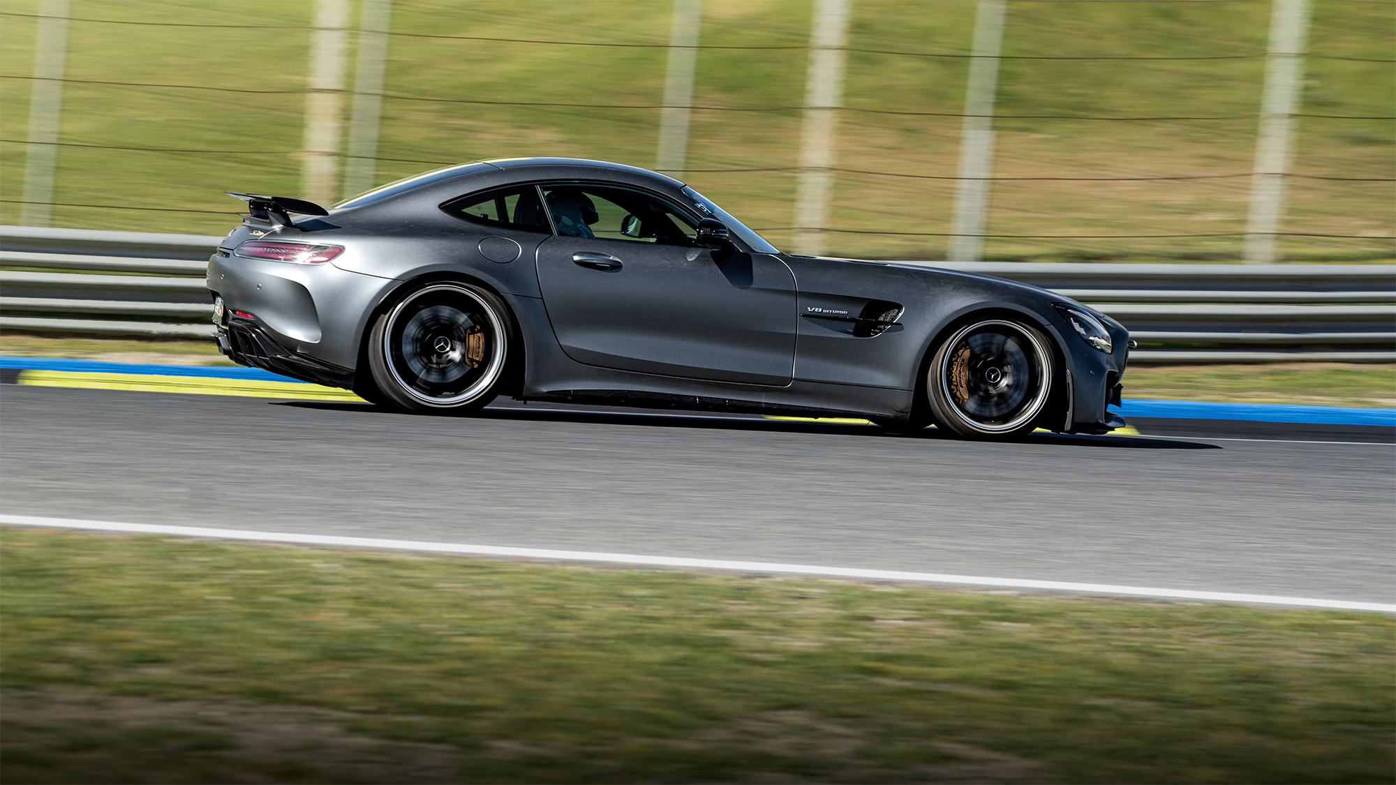 Mercedes-AMG GT negro en pista durante una jornada de luxe trackdays en el Jarama