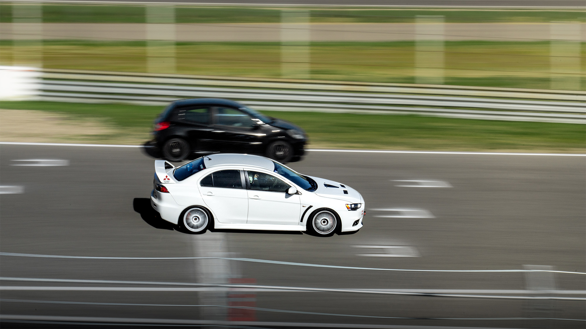 Mitsubishi Lancer Evolution blanco en acción durante unas tandas en el Jarama