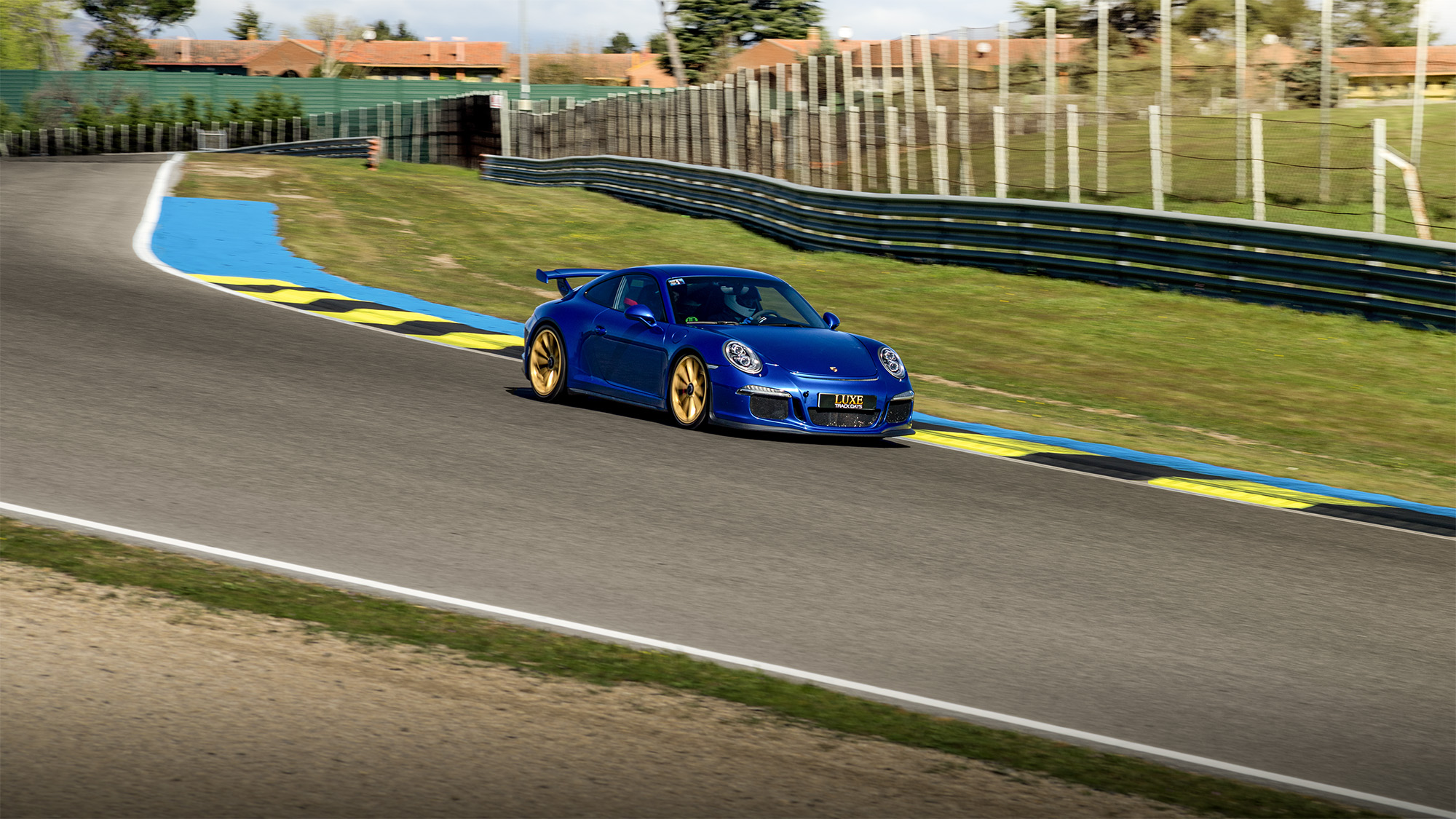 Porsche 911 Carrera S azul rodando en el Circuito del Jarama