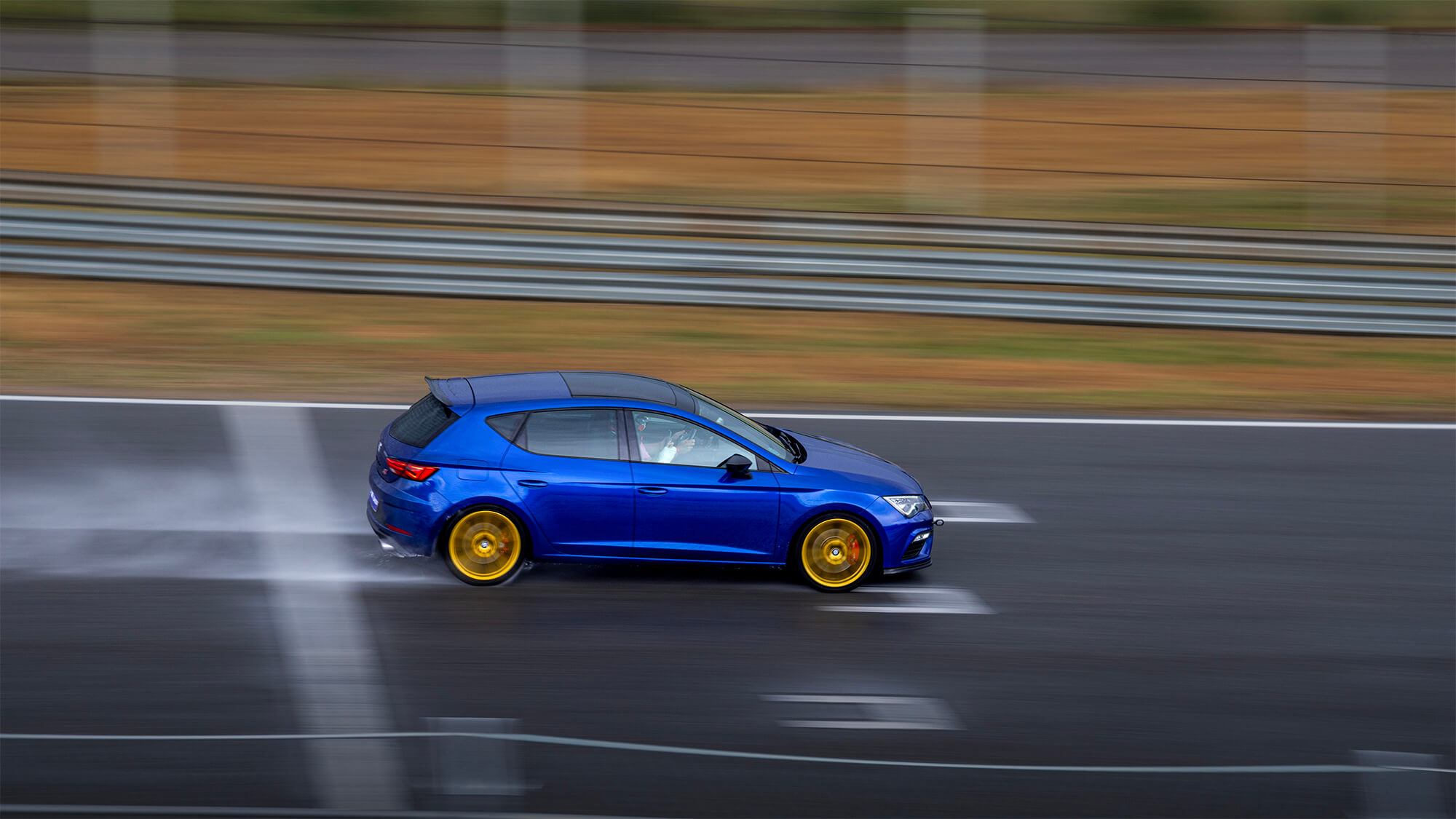 SEAT León Cupra 300 azul en pista durante una tanda