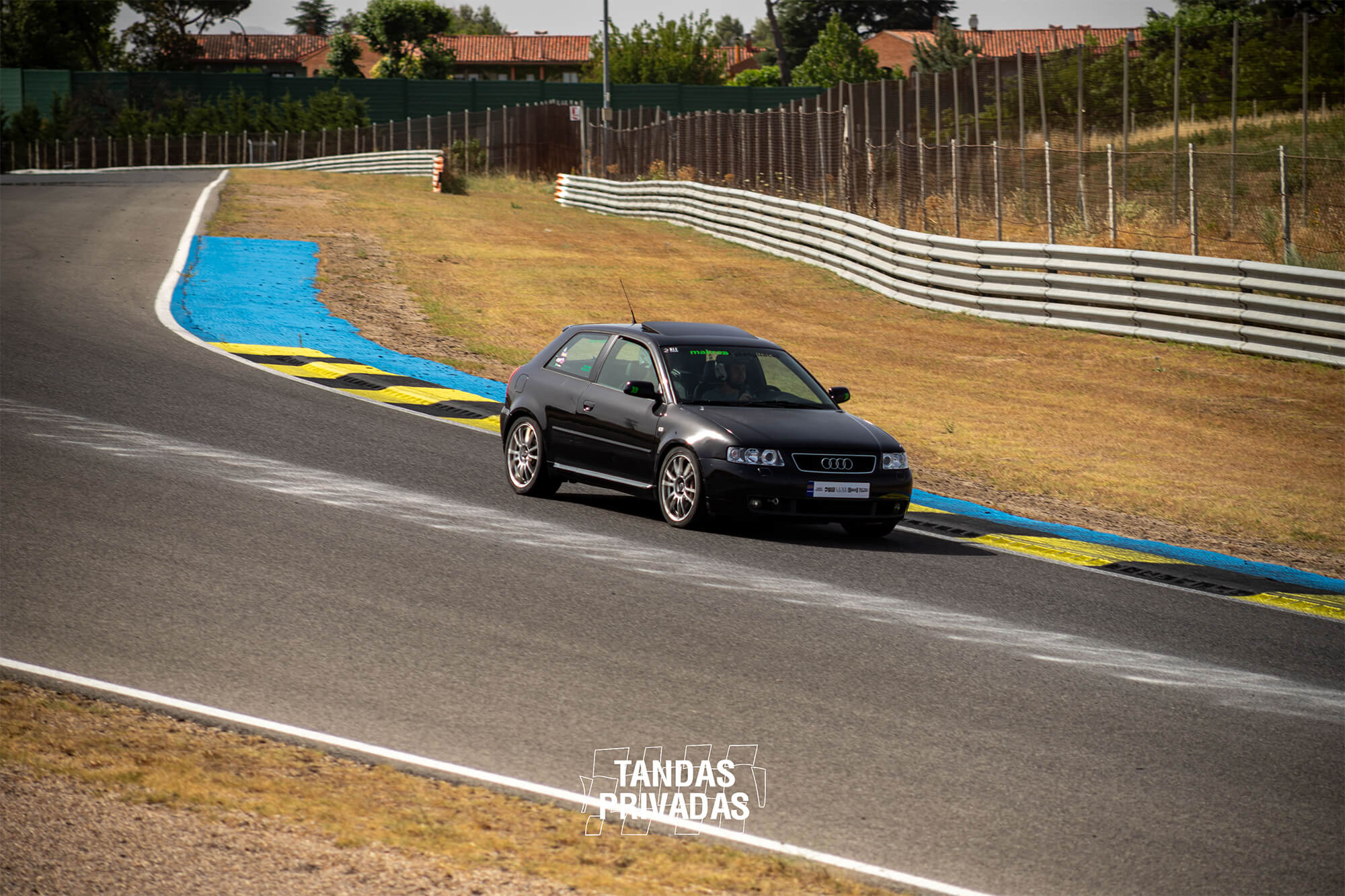 Audi S3 8L negro rodando durante Tandas Privadas en el Circuito del Jarama