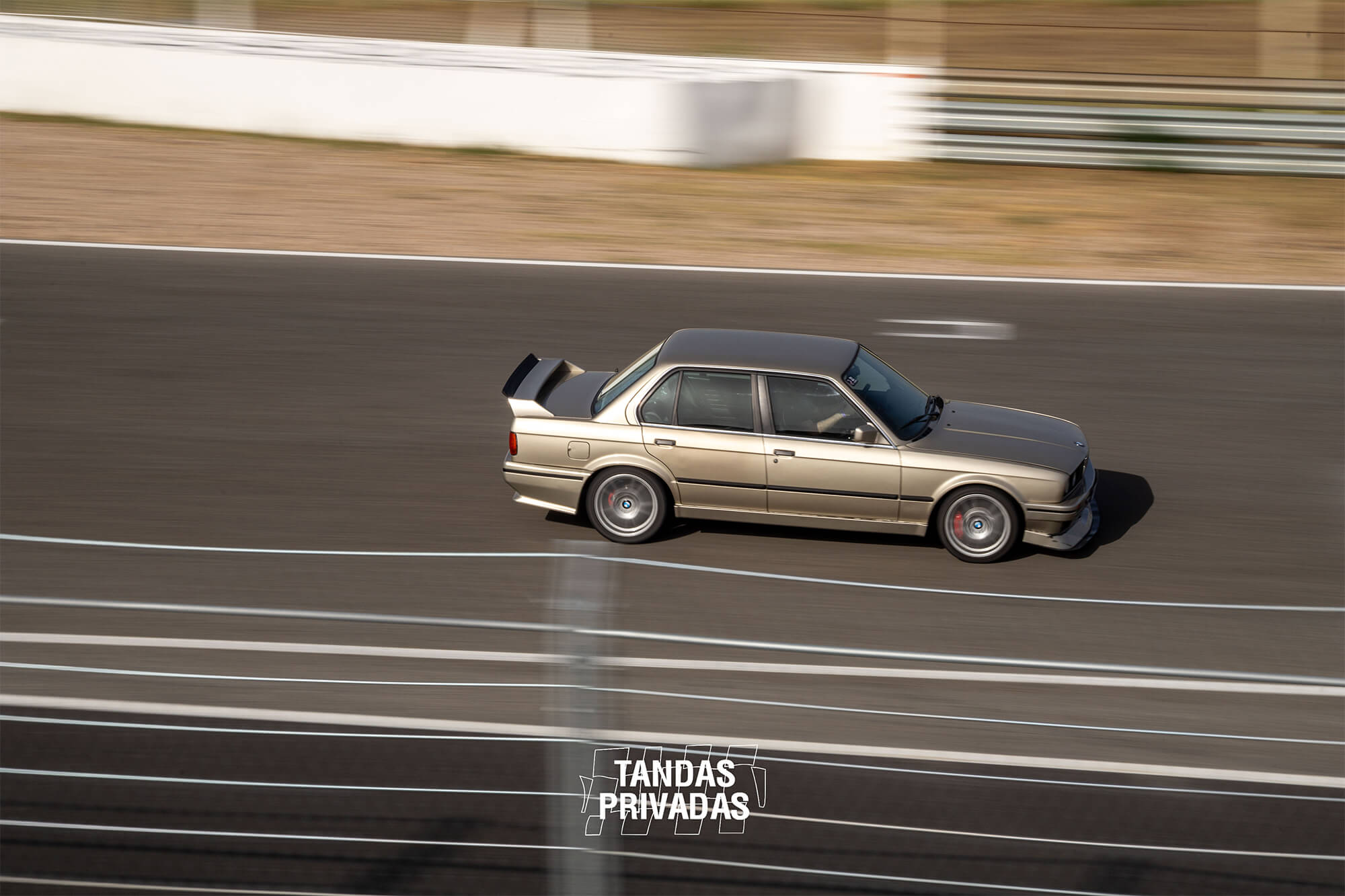BMW E30 rodando durante una jornada de Tandas Privadas en el Circuito del Jarama