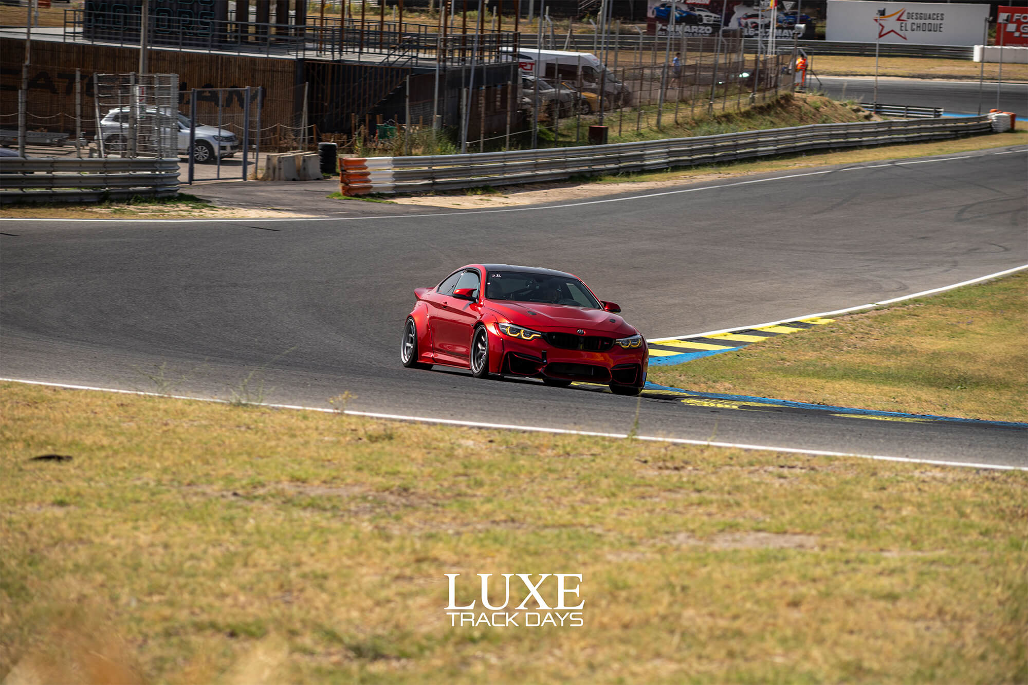 BMW M4 Competition rojo de Kevin Sacris rodando durante Luxe Track Days en el Circuito del Jarama