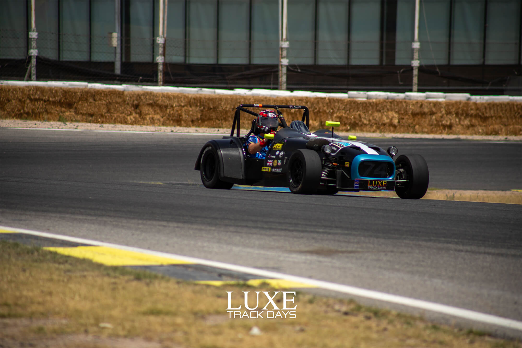 Caterham Seven en pista durante Luxe Track Days en el Circuito del Jarama