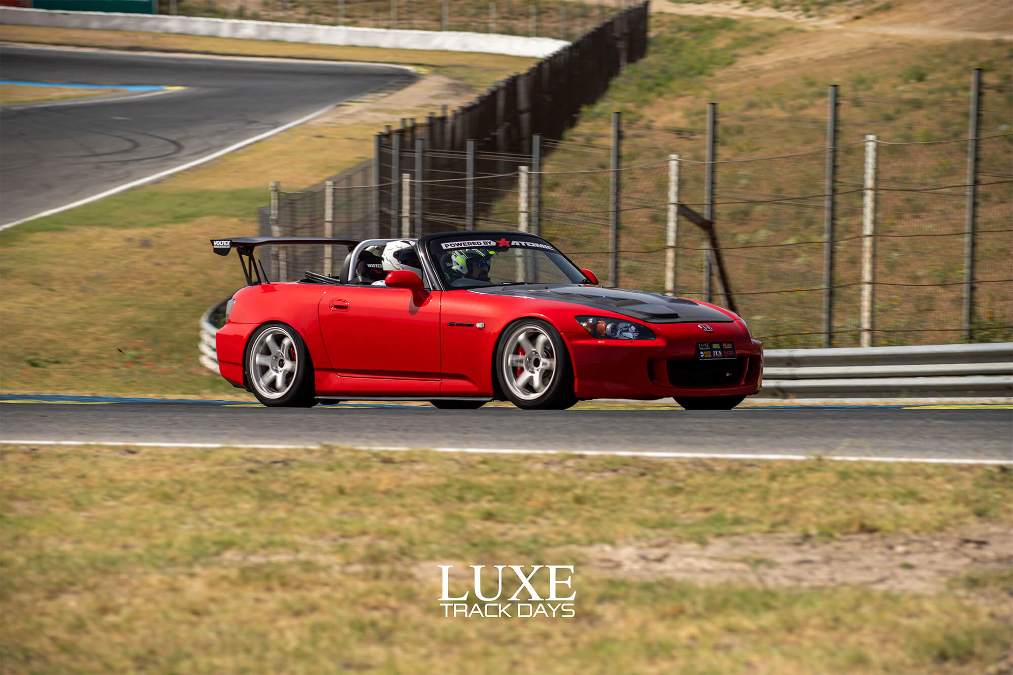 Honda S2000 rojo en pista durante una sesión de Luxe Track Days en el Jarama