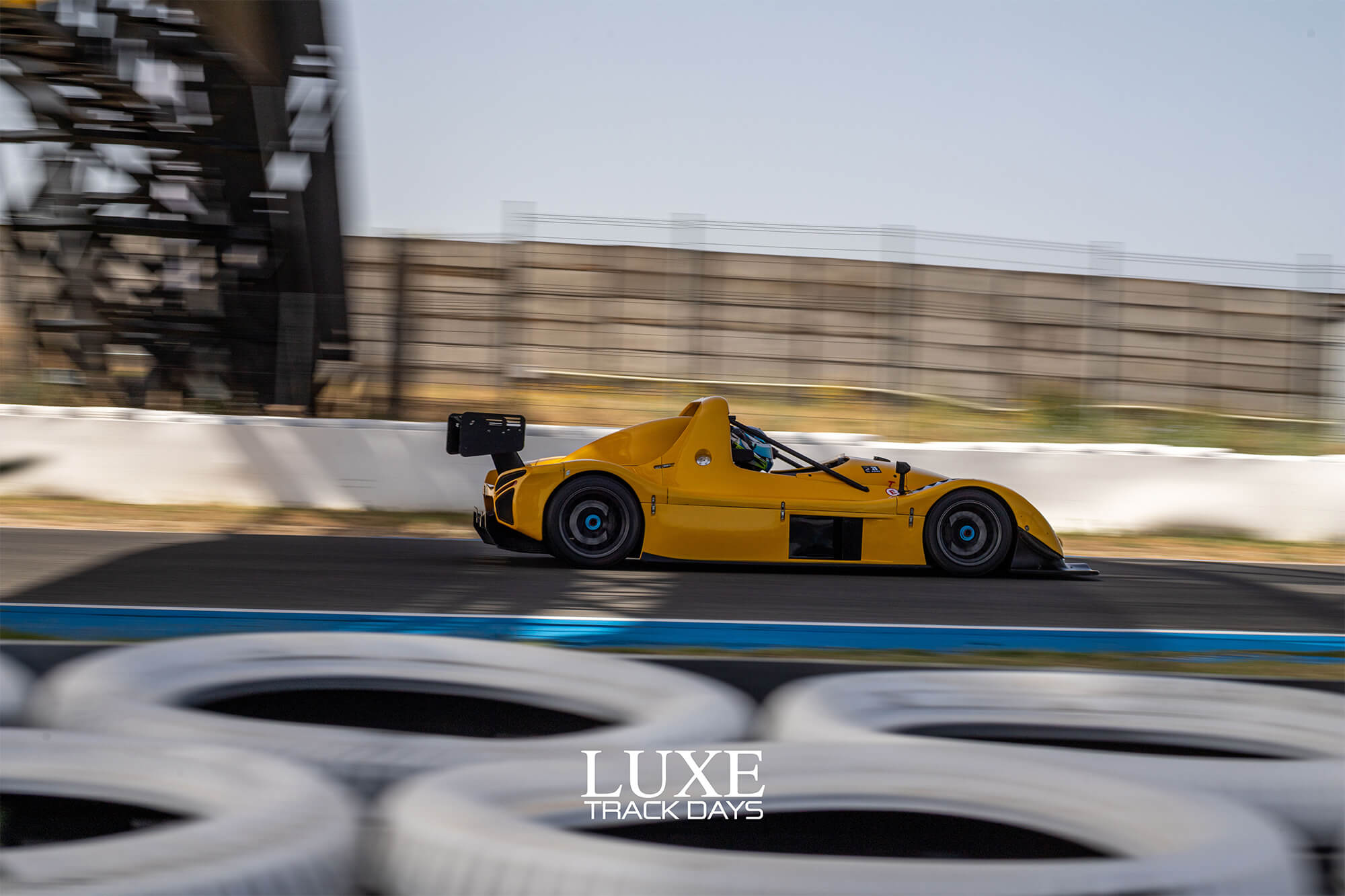 Prototipo Radical amarillo rodando durante Luxe Track Days en el Circuito del Jarama