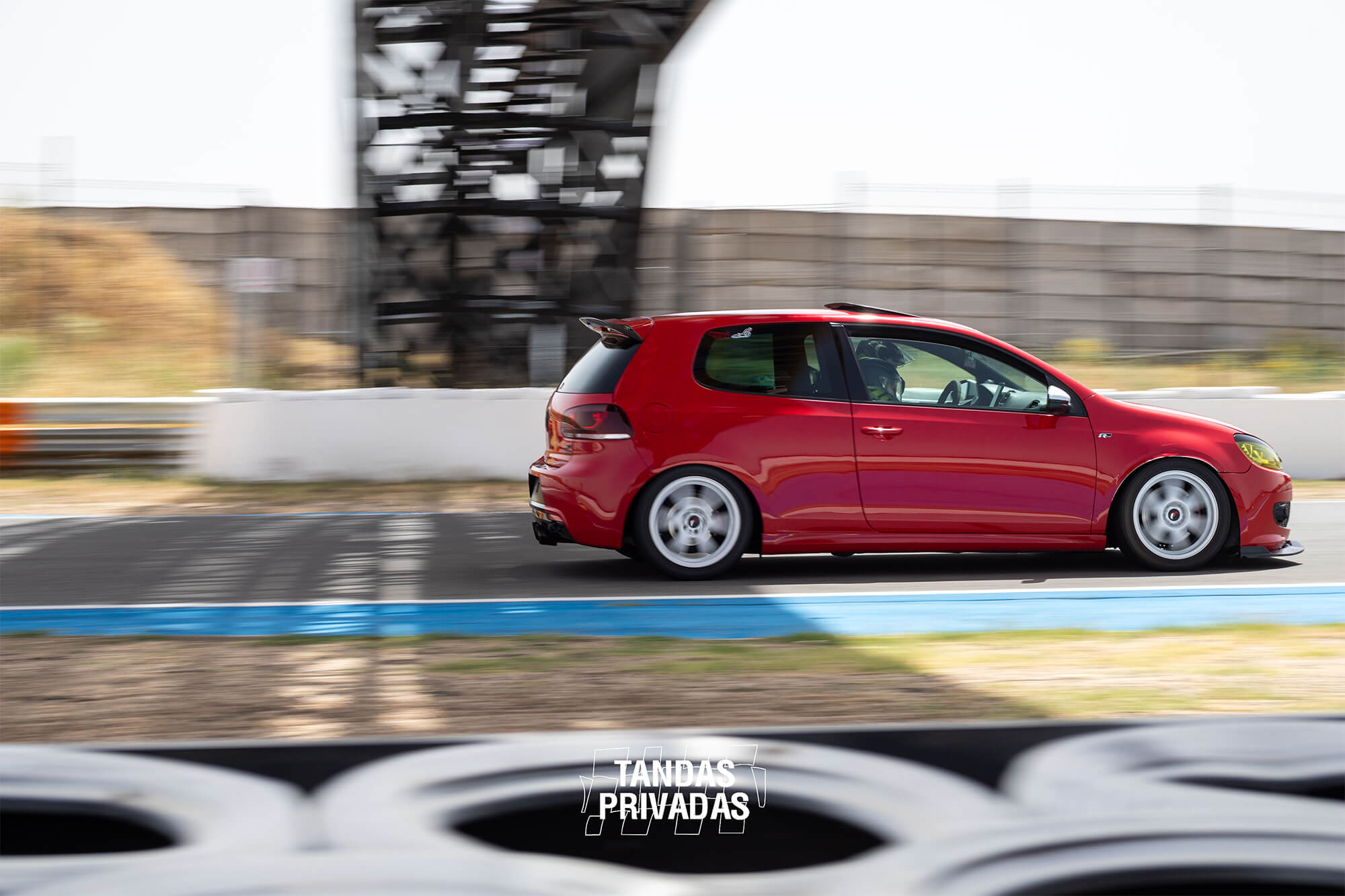 Volkswagen Golf R rojo fotografiado con barrido durante Tandas Privadas en el Jarama